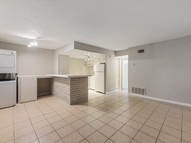 935 Byrne St unit 2, Houston, TX 77009 - photo 4