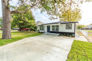 1032 W Coffin St, Denison, TX 75020 - photo 2