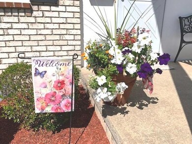 71 Yorktown Ct unit 71, Chicopee, MA 01020 - photo 3