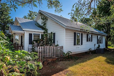 View of front facade featuring a front lawn and ce