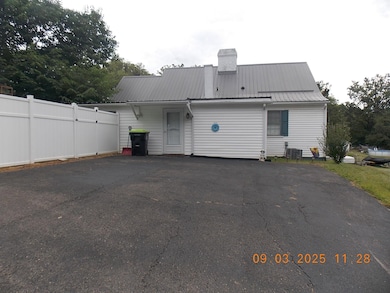 721 Gateway Dr, Pulaski, VA 24301 - photo 2