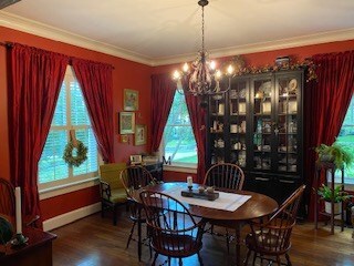 GRACIOUS DINING ROOM