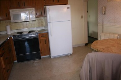 LARGE EQUIPPED EAT IN KITCHEN FEATURING ELECTRIC S