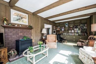 019-Family_Room-2833919-medium