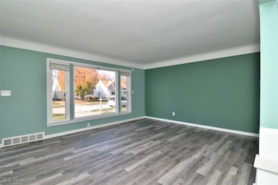 355 Blissfield Dr, Willowick, OH 44095 - photo 5