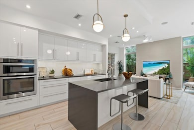 2814 W Tamiami Cir, Sarasota, FL 34234 - photo 4