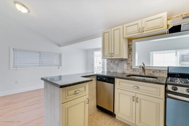 312 Sampson Ave Seaside-large-027-23-Kit