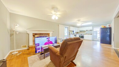 25-Living Room - Yes