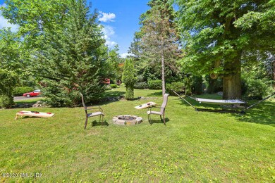 53 Cognewaugh Rd Cos Cob CT-small-046-04