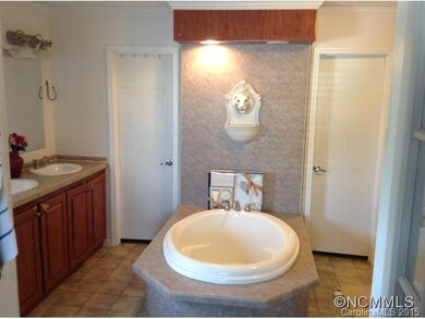 182 Lamonda Dr, Hendersonville, NC 28792 - photo 4