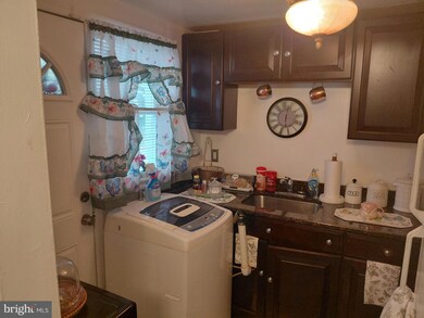 2561 Colebrooke Dr, Temple Hills, MD 20748 - photo 6