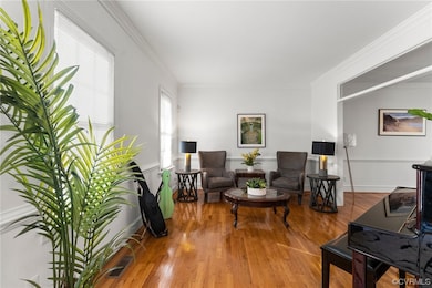 Living room featuring plenty of natural light, har