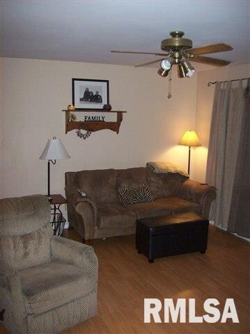 127 Carter Ln, Lincoln, IL 62656 - photo 2