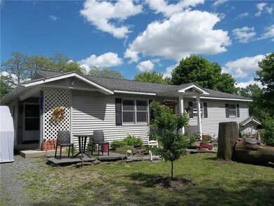 Low maintenance vinyl siding and newer roof,side e