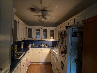 208 N Durant St, Alvin, TX 77511 - photo 2