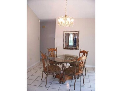 Dining Room. Roomy Dining area !