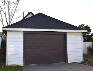 1.5 Car Garage