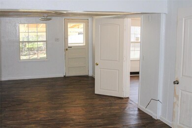 Foyer entrance featuring visible vents, baseboards