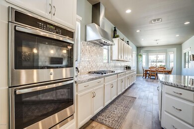 Double ovens & loads of cabinets:counter