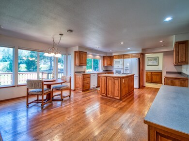 Dining & Kitchen 1