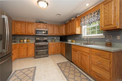 6992 Hearth Ln, Macungie, PA 18062 - photo 4