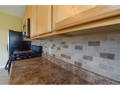 Gorgeous tile backsplash in neutral beige highligh