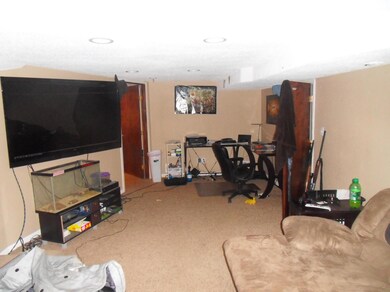 basement-family room/bedroom<|><|>
