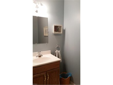Foyer 1/2 Bath