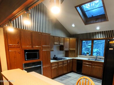 466 Spruce St, Hawley, PA 18428 - photo 6