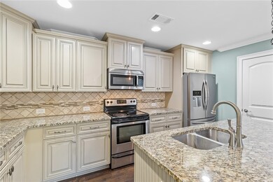 Well appointed kitchen - granite countertops, upgr