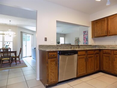 Breakfast Bar pass through to Family Rm