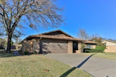 2007 Maplewood Dr, Gainesville, TX 76240 - photo 2