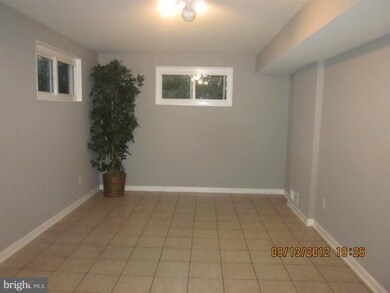 6400 Rolling Ridge Dr, Capitol Heights, MD 20743 - photo 5