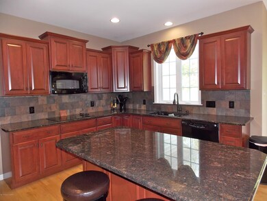 1229 Woodberry Dr, Mountain Top, PA 18707 - photo 3