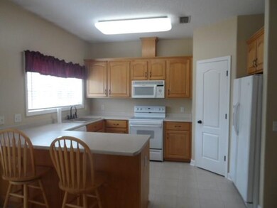 Kitchen w/ Breakfast bar, pantry & appliances