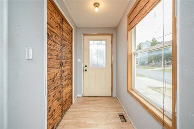 311 E 3rd St S, Newton, IA 50208 - photo 3