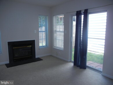 25239 Dunvegan Square, Chantilly, VA 20152 - photo 4