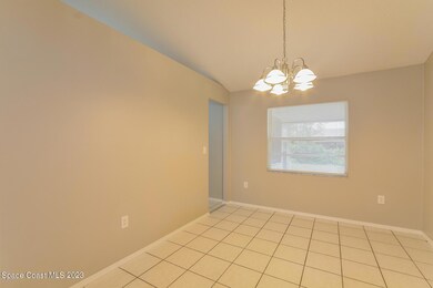 006-photo-dining-room-11112842