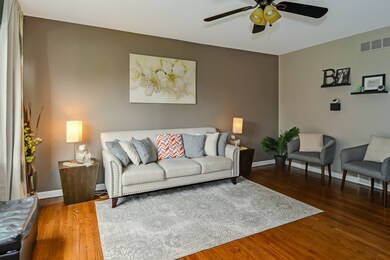 This very spacious room welcomes you at the front 