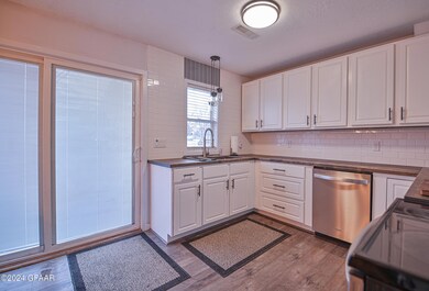 1615 11th Ave S, Grand Forks, ND 58201 - photo 3