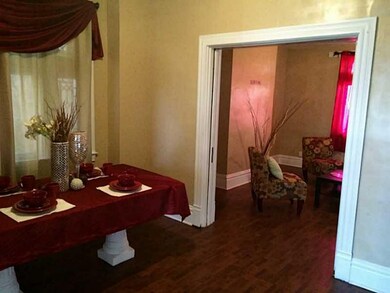 Dining Room. POCKET DOORS SEPERAT DINING AND LIVIN