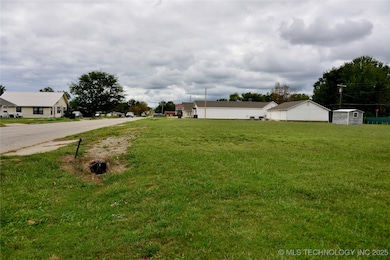 512 E Trudgeon St, Henryetta, OK 74437 - photo 2