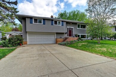 343 Elmwood Dr, Naperville, IL 60540 - photo 2