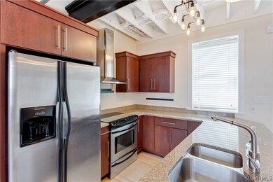 Kitchen offers lots of great space with 2 corner 
