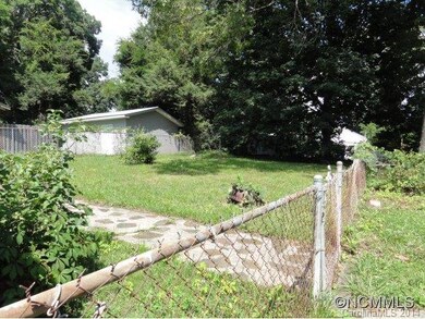 LEVEL FENCED YARD