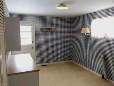 Large 1st floor Mud room / laundry off kitchen