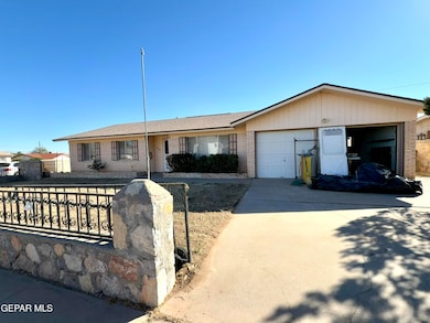 10220 Bon Aire Dr, El Paso, TX 79924 - photo 2