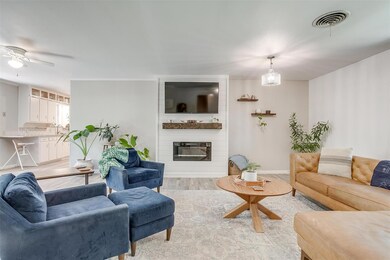 641 Forest Ln, Hurst, TX 76053 - photo 4