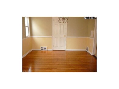LARGE FORMAL DINNING ROOM WITH HARWODD FLOORS