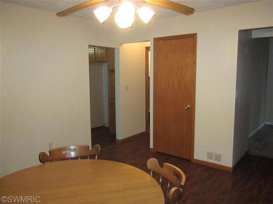 201 S Hooker Ave, Three Rivers, MI 49093 - photo 3